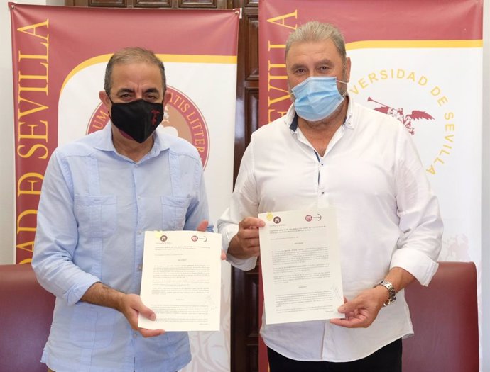 Fotografía del rector de la Universidad de Sevilla (US), Miguel Ángel Castro, y el secretario general provincial de UGT, Juan Bautista, durante el acto de firma.