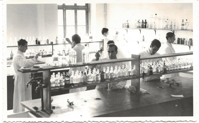 Laboratorio nueva Facultad de Quimica. Promocion de 1945. Donada por Mercedes Campos