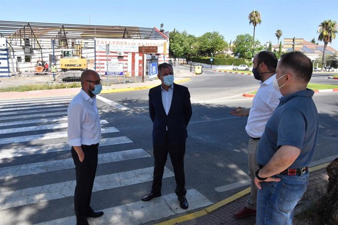 Fotografía del acceso desde la A-49 de Tomares, lugar que va a estrenar nueva imagen con remodelaciones urbanas.