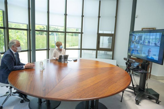El lehendakari, Iñigo Urkullu, y la consejera Arantxa Tapia en la reunión telemática con el CEO de Arcelor Mittal