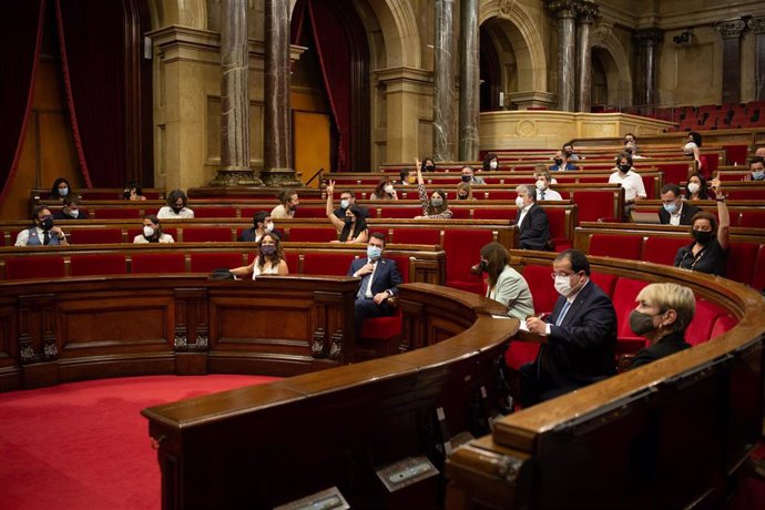 El presidente de la Generalitat, Pere Aragons (centro), durante una sesión plenaria en el Parlament, a 21 de julio de 2021, en Barcelona, Catalunya (España).