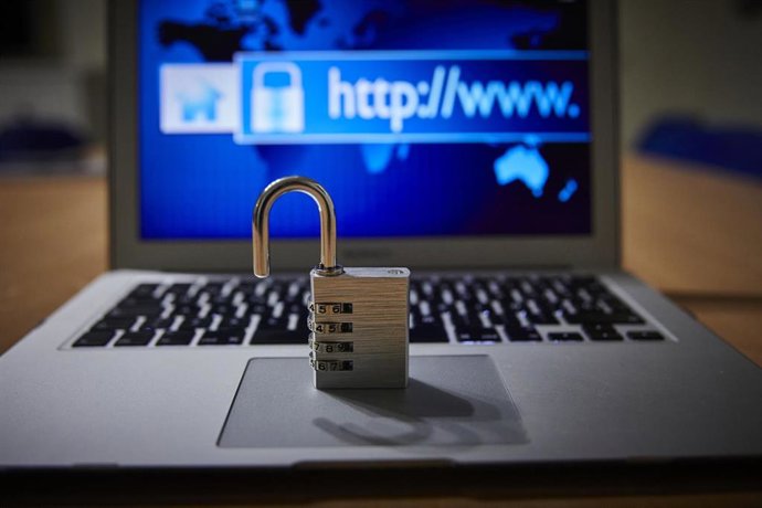 Archivo - Un candado abierto en un ordenador encendido