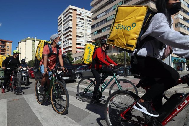 Archivo - Varios repartidores de plataformas digitales se manifiestan en contra de la nueva ley "Rider"