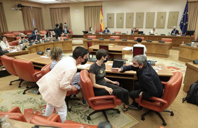 La portavoz de EH Bildu en el Congreso, Mertxe Aizpurua (2i); la diputada de ERC Marta Rosique (2d), y el diputado de ERC Francesc Xavier Eritja (1d), durante una sesión de la Diputación Permanente en el Congreso 