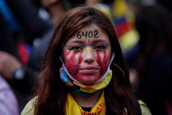 Una joven participa en una protesta contra el Gobierno en el Día de la Independencia de Colombia. En su frente ha escrito el número "6402" en alusión a los civiles asesinados por los militares