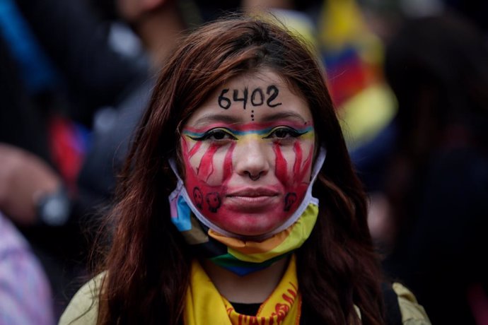 20 July 2021, Colombia, Bogota: A young woman takes part in a protest against the government on the day of Colombian independence. On her forehead, she has written the number "6402" in allusion to the civilians killed by the military. Photo: Mariano Vim