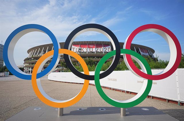Los anillos olímpicos frente a un estadio antes de los Juegos Olímpicos de Tokio