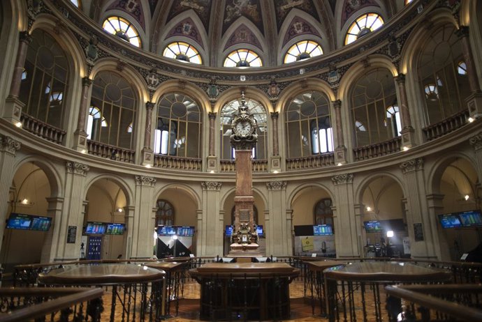 Interior del Palacio de la Bolsa, a 9 de julio de 2021, en Madrid, (España). El índice Ibex 35 de la Bolsa de Madrid cotizaba en la media sesión de este viernes con un repunte del 0,74% que llevaba al selectivo madrileño a recuperar los 8.700 puntos per