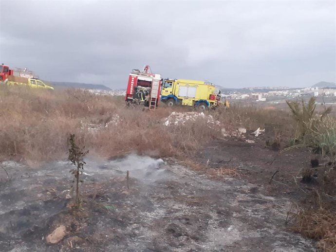 Efectivos de bomberos de Las Palmas de Gran Canaria y de Gran Canaria extinguen un incendio en Lomo El Diviso, en Las Palmas de Gran Canaria