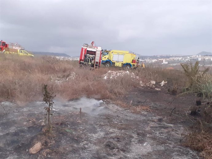 Efectivos de bomberos de Las Palmas de Gran Canaria y de Gran Canaria extinguen un incendio en Lomo El Diviso, en Las Palmas de Gran Canaria
