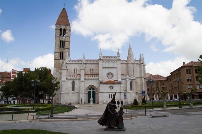 Archivo - Iglesia de la Antigua de Valladolid con el monumento al cofrade en primer plano.