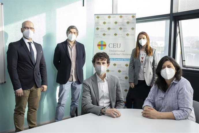 Archivo - l director médico del Villarreal CF, Adolfo Muñoz, los profesores de la CEU UCH Gonzalo Haro e Isabel Almodóvar (de pie), el doctorando y enfermero del club, Héctor Usó, y la profesora Paula Sánchez Thevenet, miembros del equipo investigador. 