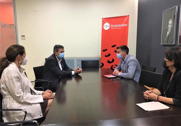 Reunión entre el Colegio de Economistas y Otea