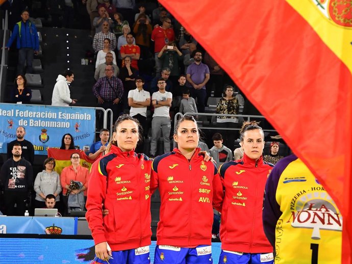 Archivo - La jugadora española de balonmano Carmen Martín (izda) antes de un partido de la selección femenina de balonmano