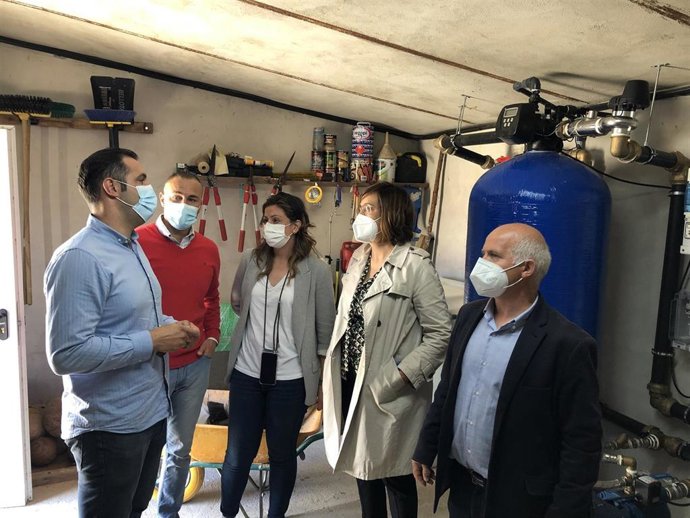 Armisén (C) junto al alcalde de Santa Cecilia y los diputados en las instalaciones de la descalcificadora.