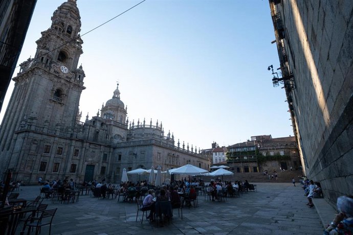 Archivo - Personas en la Praza da Quintana en Santiago.