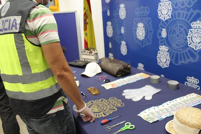 Efectos intervenidos tras detener a cuatro mujeres de células dedicadas a robos en domicilio por el método del resbalón