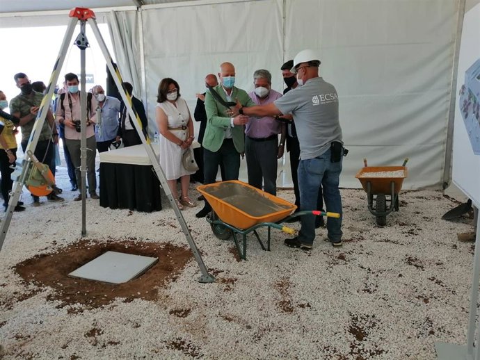Juan Marín y Javier Imbroda ponen la primera piedra de un nuevo instituto en Dos Hermanas