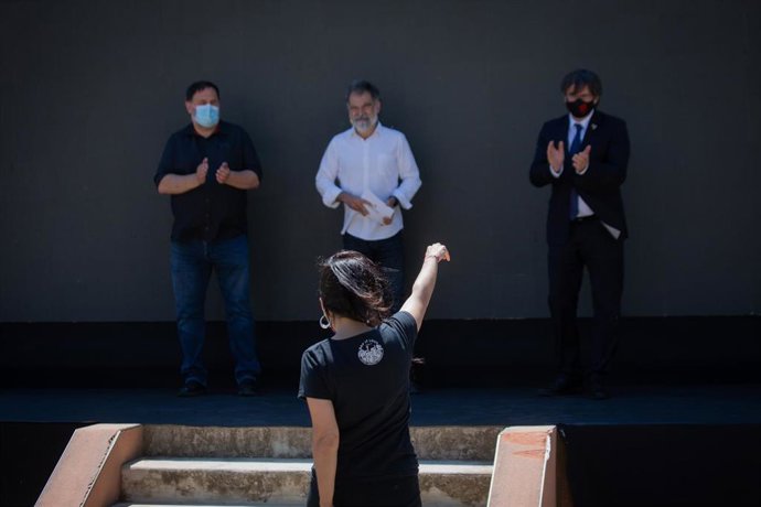La exdiputada de la CUP Anna Gabriel (abajo), camina hacia el líder de ERC, Oriol Junqueras (i); el presidente de mnium Cultural, Jordi Cuixart (centro) y el expresidente de la Generalitat, Carles Puigdemont (d), durante el acto de celebración de los 6