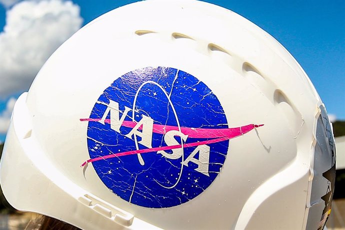 Archivo - Casco de uno de los trabajadores de la Estación de Seguimiento de satélites de NASA y Centro de Entrenamiento y Visitantes INTA-NASA en Robledo de Chavela, Madrid, con el logo de la NASA.