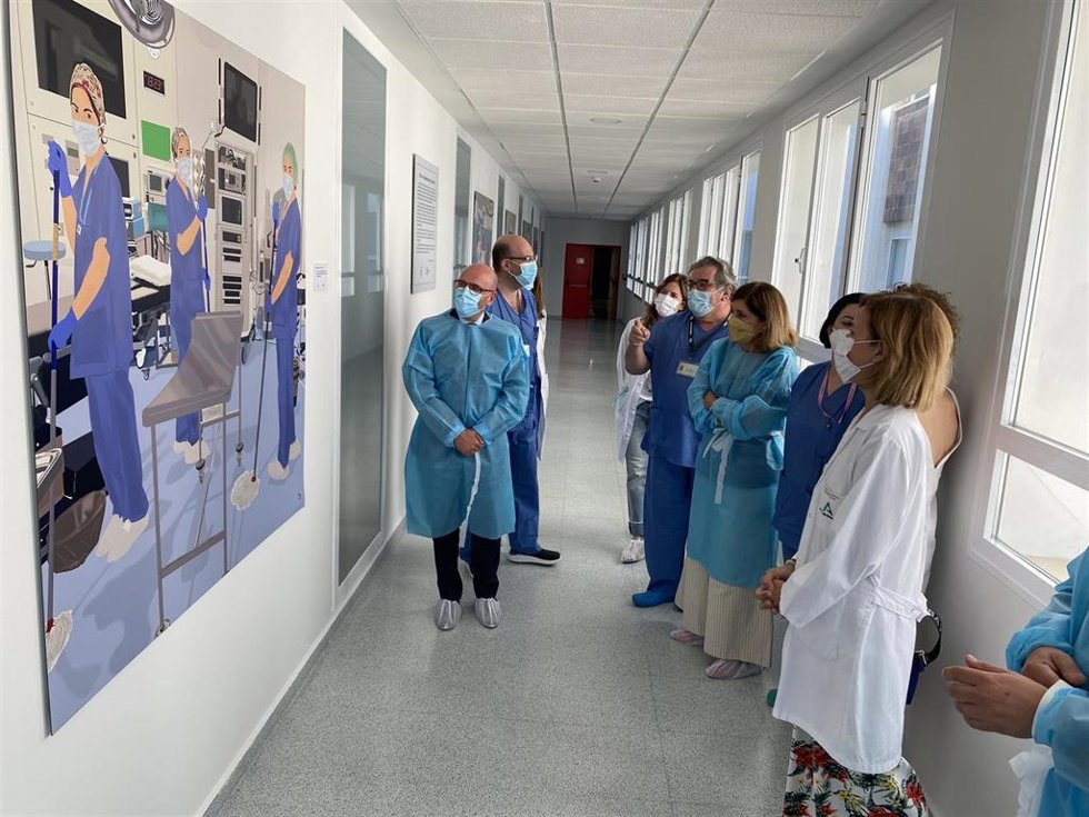 Autoridades en la inauguración de la muestra en el Hospital Universitario Reina Sofía de Córdoba.