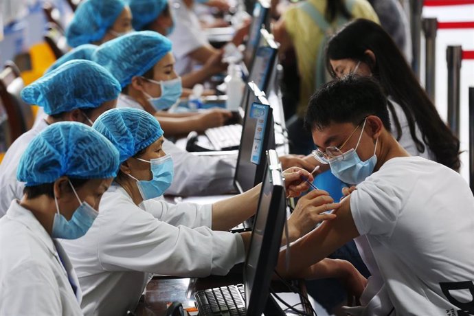 Archivo - Vacunación contra la COVID-19 en China  
