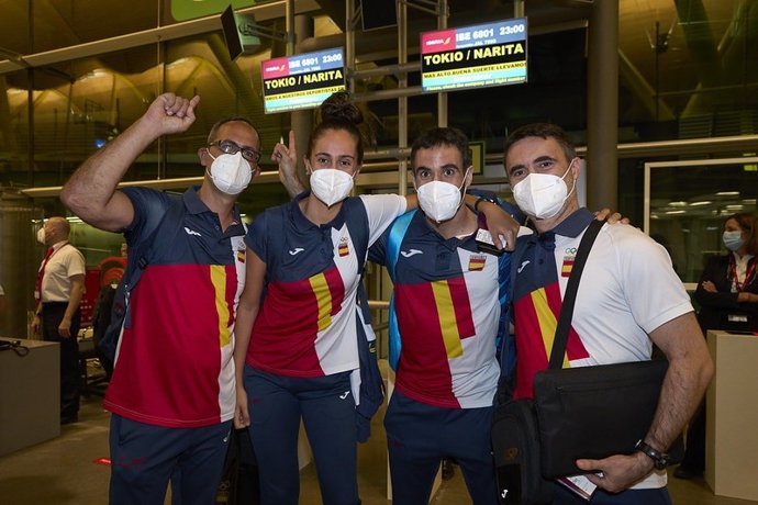 Equipo español de bádminton para los Juegos Olímpicos de Tokyo 2020, con los jugadores Clara Azurmendi y Pablo Abián en el centro, escudados por los entrenadores