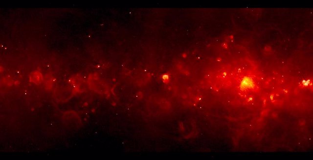 La imagen de GLOSTAR, utilizando datos tanto del VLA como del radiotelescopio Effelsberg, muestra un segmento del disco de la Vía Láctea, revelando trazadores nunca antes vistos de formación estelar masiva.