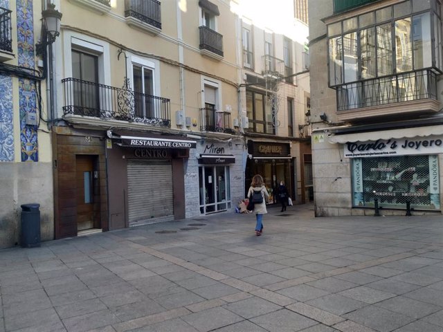 Archivo - Bares y tiendas cerradas en Cáceres debido a la pandemia en una foto de archivo