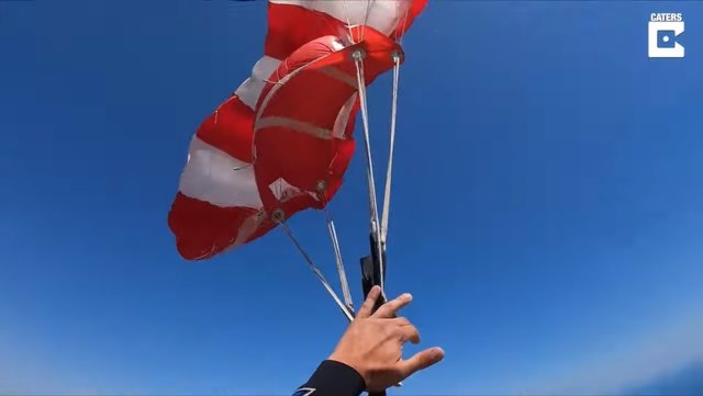 Este es el tenso momento en que un paracaidista cae en espiral después de que las cuerdas de su paracaídas se liasen