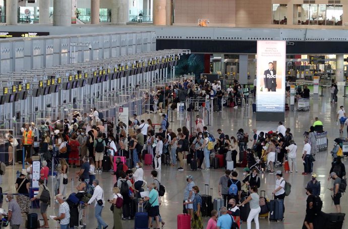 turistas en el aeropuerto de la Costa del Sol, en Málaga (Andalucía, España).
