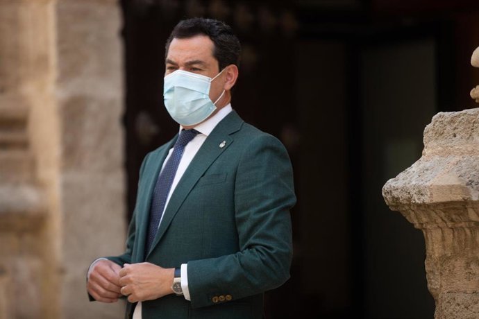 El presidente de la Junta de Andalucía, Juanma Moreno (d), el consejero de la Presidencia, en la primera jornada del Pleno del Parlamento de Andalucía. A 21 de julio de 2021, en Sevilla (Andalucía, España).
