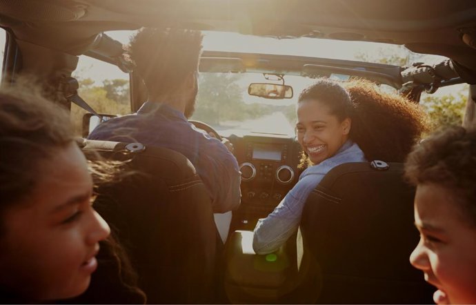Personas en un coche.