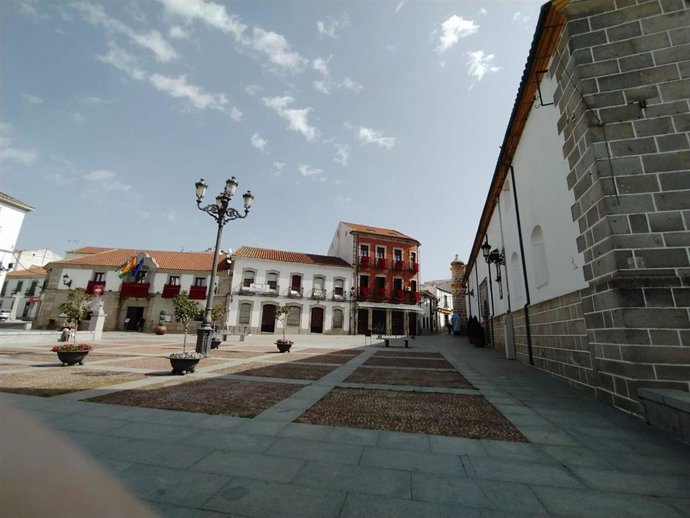 Fotografía de la Plaza de España de Villanueva de Córdoba, con el Ayuntamiento al fondo.