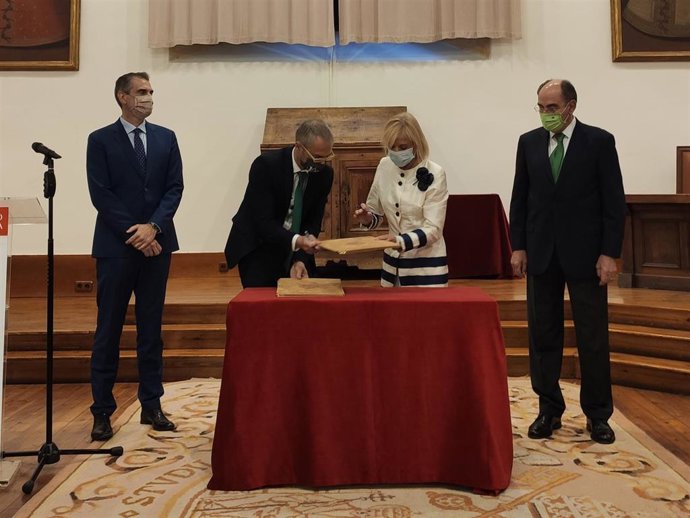 La viuda de Marin y el rector de la USAL (C) firman la cesión de documentos en presencia de Sánchez Galán (D) y González (I).