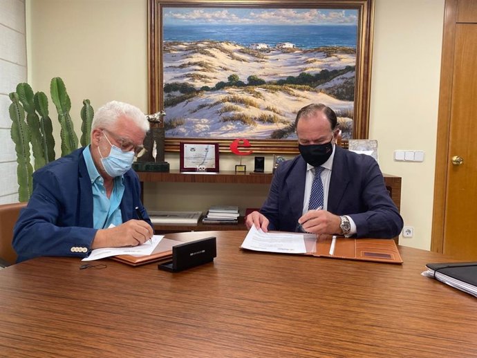 Ricardo Serra Arias y José Luis García-Palacios Álvarez durante la firma del convenio.