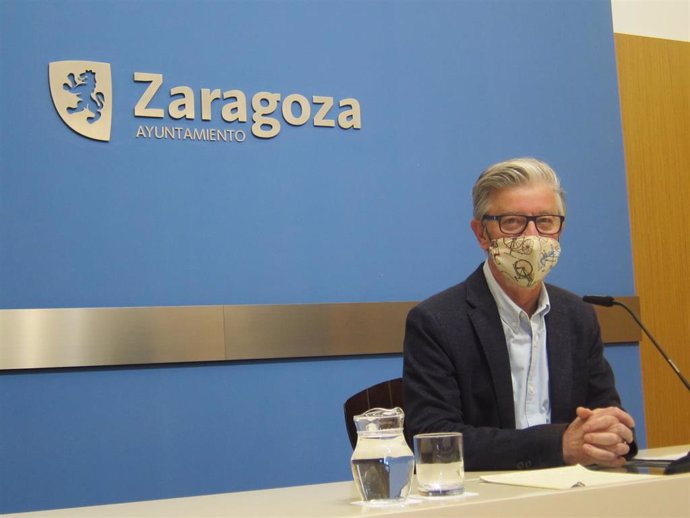 Archivo - El portavoz del grupo municipal de ZeC en el Ayuntamiento de Zaragoza, Pedro Santisteve