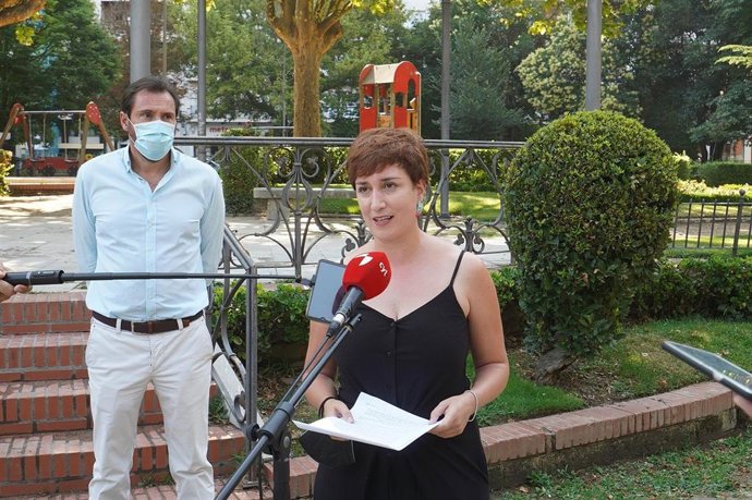 La concejal de Medio Ambiente del Ayuntamiento de Valladolid, María Sánchez, atiende a los medios de comunicación en presencia del alcalde, Óscar Puente.