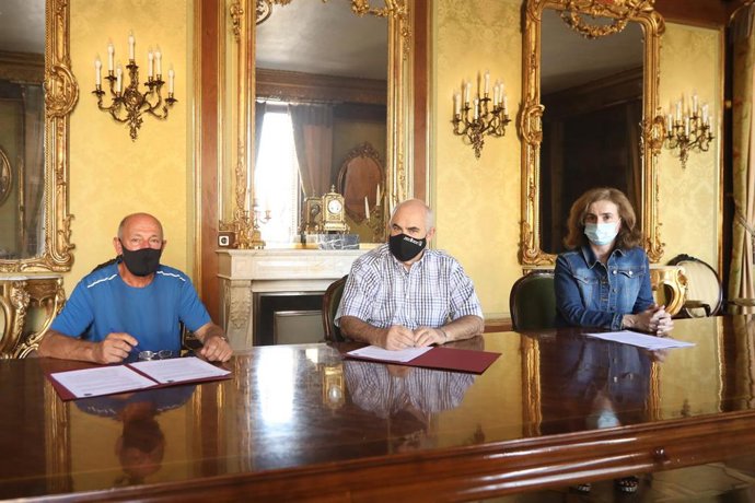 El vicepresidente segundo del Gobierno de Navarra, José María Aierdi (c), y el alcalde de Ituren, Francisco Javier Bereau,firman el concierto previo para la redacción del plan urbanístico del municipio. También participa Izaskun Abril, directora general.