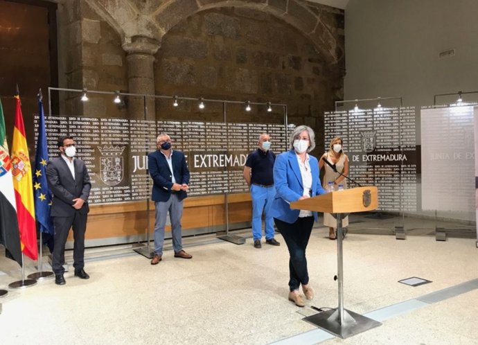 La consejera de Movilidad, Transporte y Vivienda, Leire Iglesias, presenta el proyecto 'Rehabita'