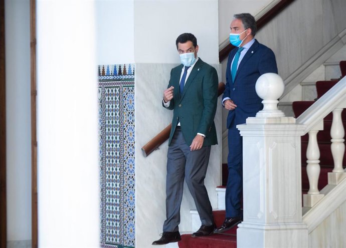 El presidente de la Junta de Andalucía, Juanma Moreno (i), el consejero de la Presidencia, Elías Bendodo (d), en la primera jornada del Pleno del Parlamento de Andalucía. A 21 de julio de 2021, en Sevilla (Andalucía, España).