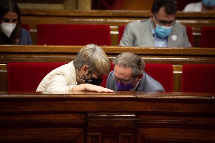 El conseller d'Economia de la Generalitat, Jaume Giró, amb la consellera de Jusitica, Lourdes Ciuró, en el ple del Parlament