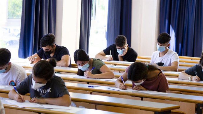 Alumnos durante la realización de la PEvAU extraordinaria en la Universidad Pablo de Olavide (UPO)