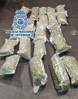 La Policía Nacional ha detenido a tres personas e incautado más de 25 kilos de marihuana que intentaban enviar a Holanda a través de una empresa de paquetería