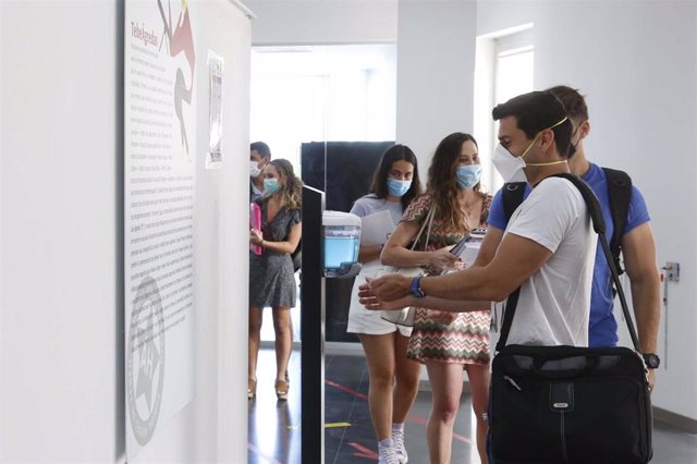 Jóvenes en una de las bibliotecas municipales