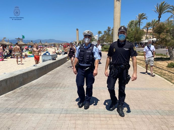 Policía Alemán y Policía Nacional patrullando por la Playa de Palma