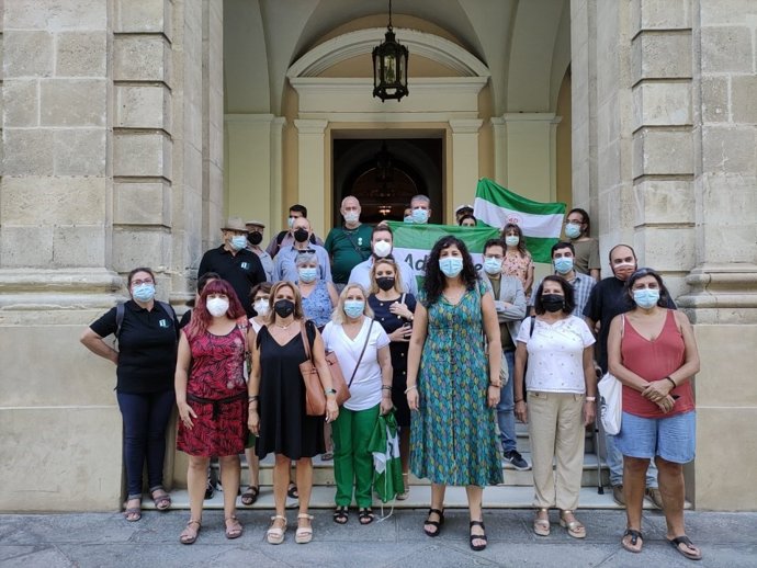 Sandra Heredia arropada ante el Ayuntamento con motivo de su expulsión de Adelante Sevilla