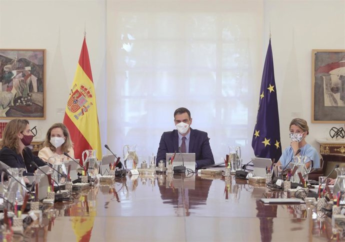 La vicepresidenta tercera, Teresa Ribera; la vicepresidenta primera, Nadia Calviño; el presidente del Gobierno, Pedro Sánchez y la vicepresidenta segunda, Yolanda Díaz, en el primer Consejo de Ministros, en Madrid (España). 