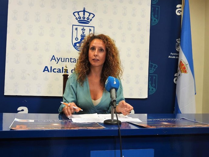 La delegada de Juventud de Alcalá de Guadaíra, Rosa Carro (Cs), ha presentado este jueves la programación del cine de verano.