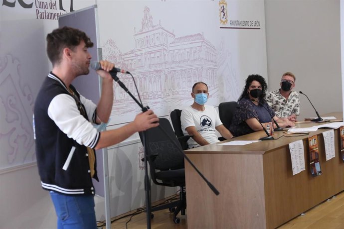 La concejal de Juventud, Vera López, junto a miembros de la organización y uno de los protagonistas del Festival Vecindario 24002.